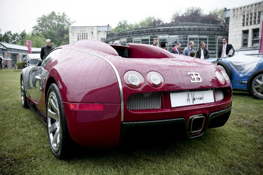  Bugatti Veyron 16.4 Centenaire 2009 года  (фото 22 из 130)